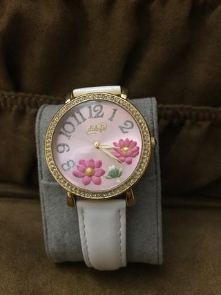 Reloj elegante con flores y detalles dorados