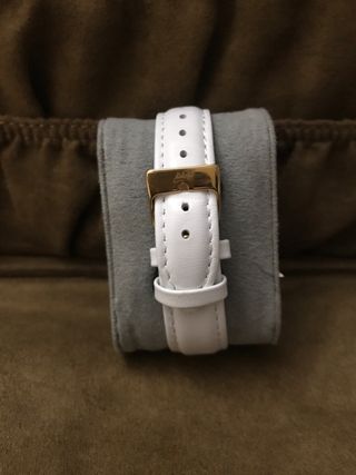 Reloj elegante con flores y detalles dorados