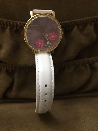 Reloj elegante con flores y detalles dorados