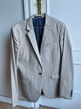 Traje beige marca Topman
