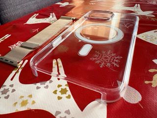 Custodia iPhone 16 Pro e cinturino Apple Watch