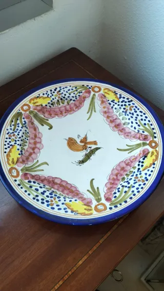 Plato de cerámica firmado