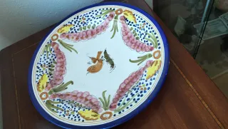 Plato de cerámica firmado