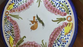 Plato de cerámica firmado