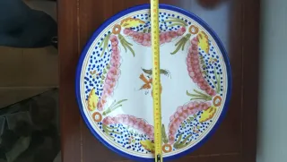 Plato de cerámica firmado