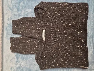 Jersey negro con detalles blancos