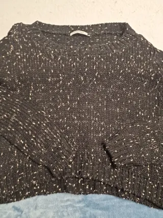 Jersey negro con detalles blancos