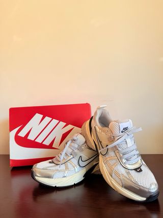 Zapatillas Nike Mujer V2K Plata y Blanco