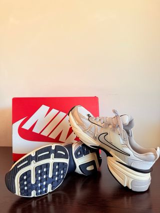 Zapatillas Nike Mujer V2K Plata y Blanco