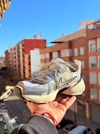 Zapatillas Nike Mujer V2K Plata y Blanco