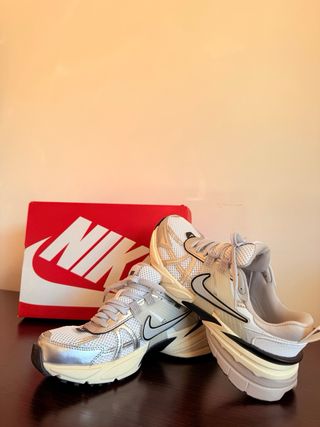 Zapatillas Nike Mujer V2K Plata y Blanco