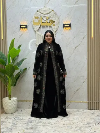 Abaya negra con adornos multicolor