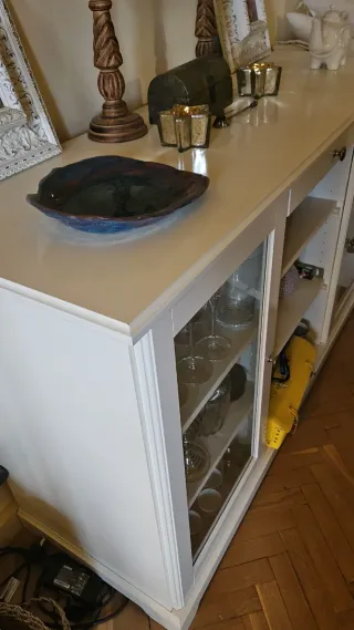 Aparador blanco Ikea con puertas de cristal.