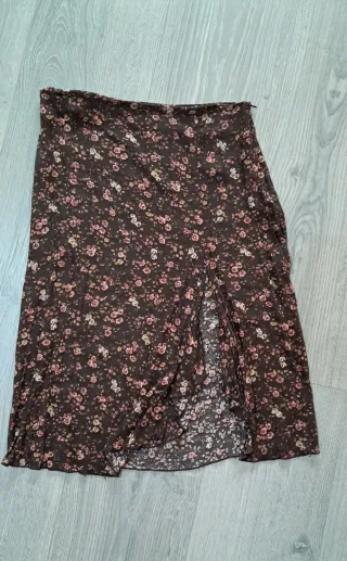 Falda floral marrón con abertura lateral