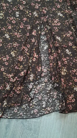 Falda floral marrón con abertura lateral