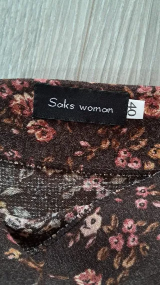 Falda floral marrón con abertura lateral