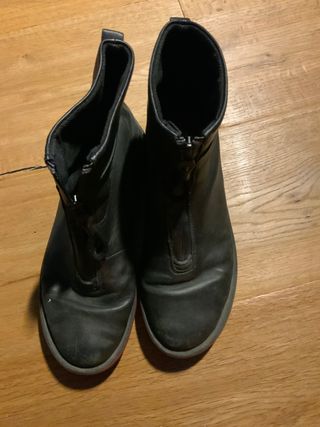 Botas negras con cremallera frontal