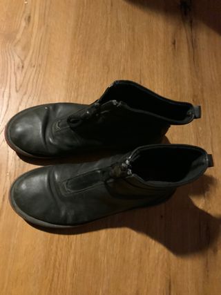 Botas negras con cremallera frontal