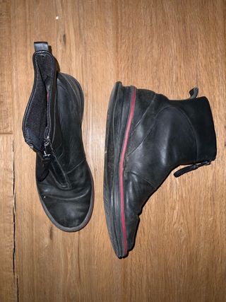 Botas negras con cremallera frontal