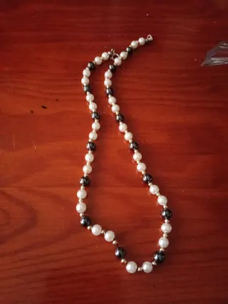 Collar perlas blancas y grises
