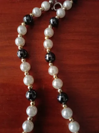 Collar perlas blancas y grises
