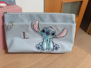 Neceser azul con personaje Stitch y letra L