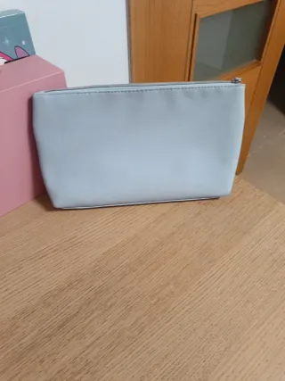 Neceser azul con personaje Stitch y letra L