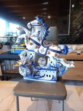 Figura de porcelana caballo dragón