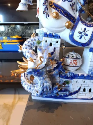 Figura de porcelana caballo dragón