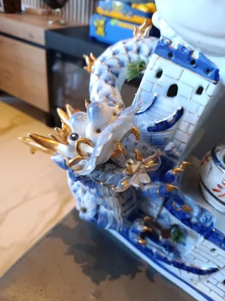 Figura de porcelana caballo dragón