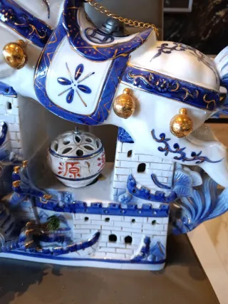 Figura de porcelana caballo dragón