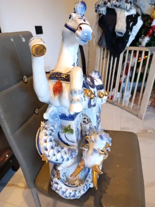 Figura de porcelana caballo dragón