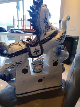 Figura de porcelana caballo dragón