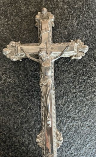 Crucifijo de metal plateado 40 cm