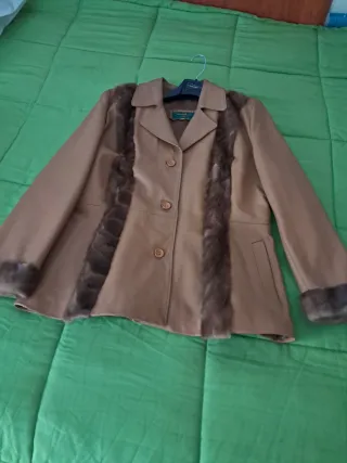 Chaqueta de piel con detalles de pelo