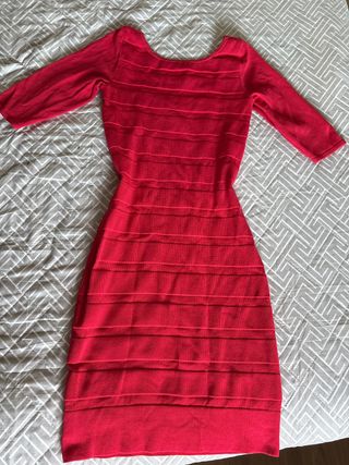 Vestido rojo ajustado estilo años 80