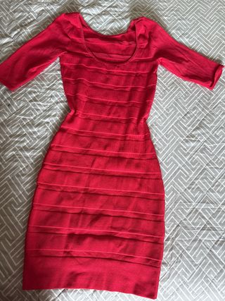 Vestido rojo ajustado estilo años 80