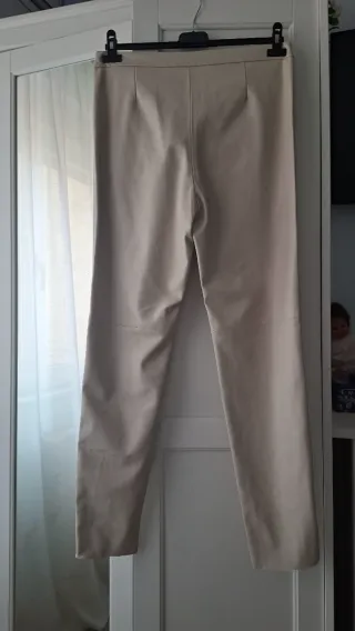 Pantalones polipiel beige