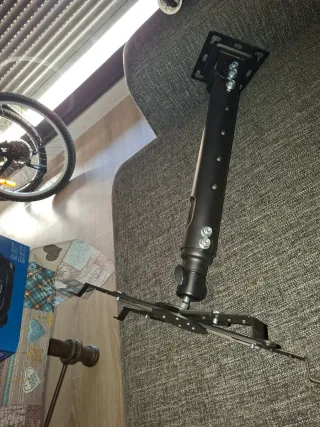 Brazo ajustable para proyectores