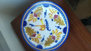 Plato de cerámica pintado a mano