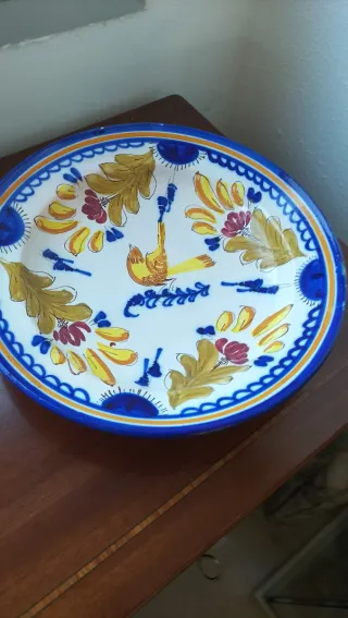 Plato de cerámica pintado a mano