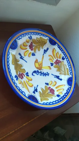 Plato de cerámica pintado a mano