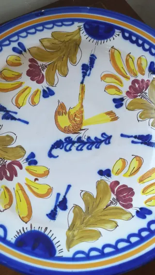 Plato de cerámica pintado a mano