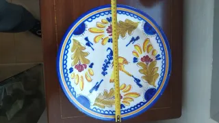 Plato de cerámica pintado a mano