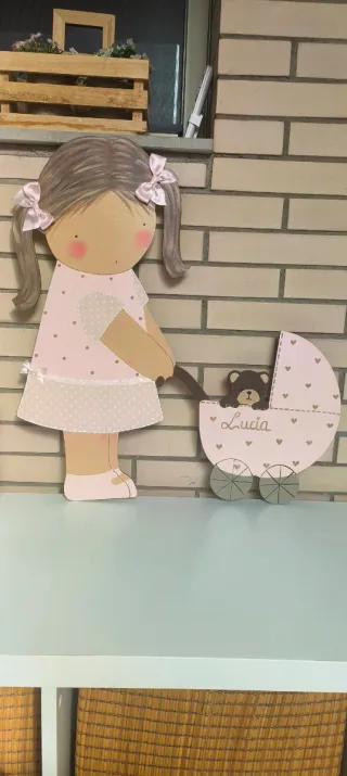 Muñeca de madera personalizada con carrito