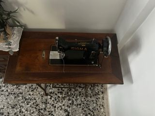 Máquina de coser Sigma con mesa