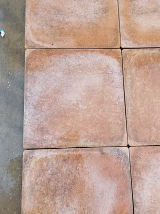 Baldosas tono rojo y blanco