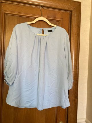 Blusa azul clara con cuello redondo