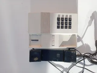 Teléfono antiguo beige con teclado numérico