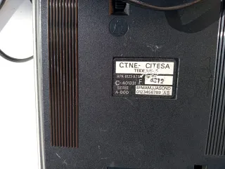 Teléfono antiguo beige con teclado numérico